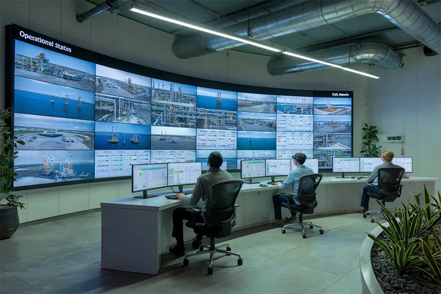 Solusi oil dan gas skenario graphic 01 command center